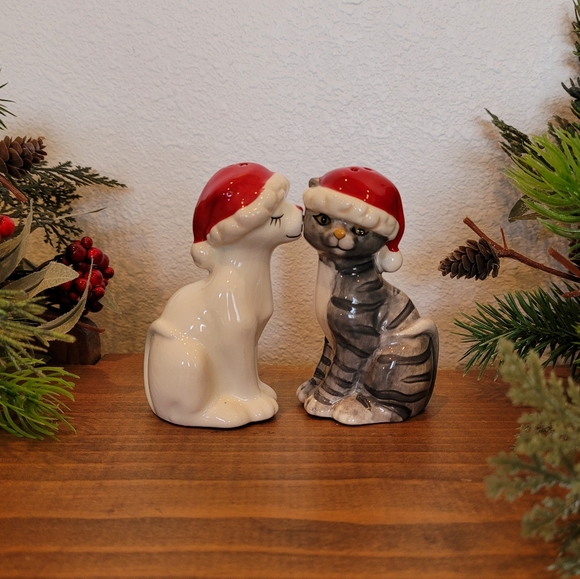 Mwah! Cats in Santa Hats Magnetic Salt  and Pepper Shakers. - Picture 1 of 9
